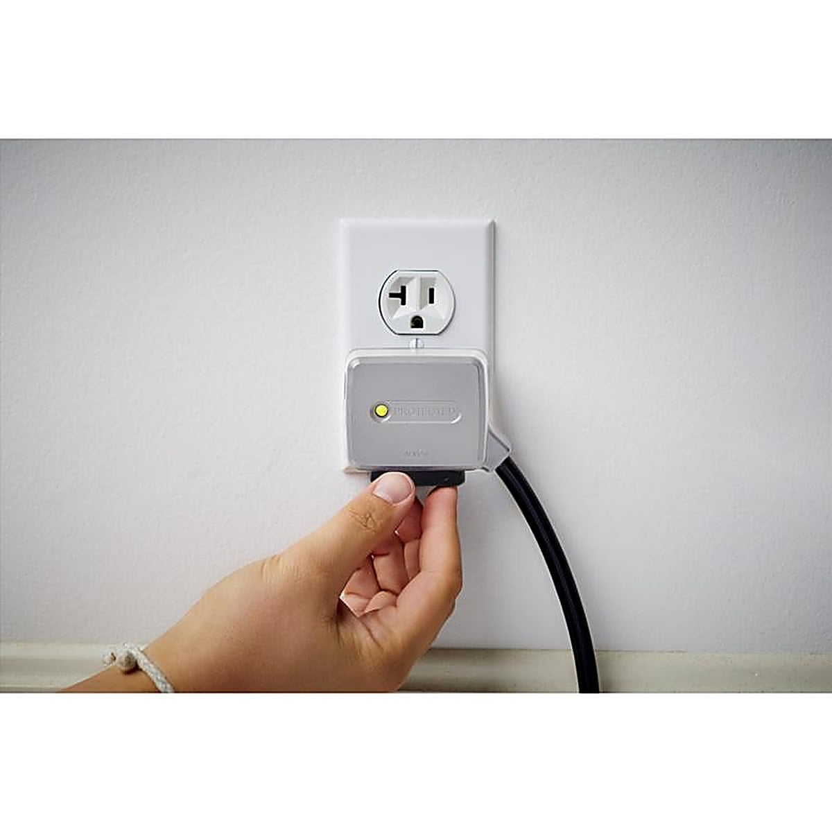 Charg - BE0100110000038 - 10 Ft. L 7 Outlets Power Strip with USB Ports White 1000 J