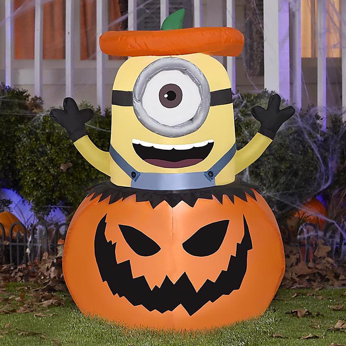 Gemmy - 224952 - 3.5 Ft. Prelit Minion Stuart in Jack-O-Lantern Inflatable